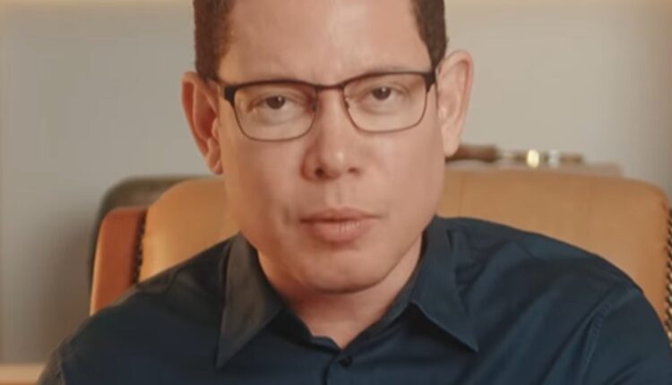 Bispo Bruno Leonardo doa R$ 100 mil a jovem paraplégico e emociona milhares nas redes